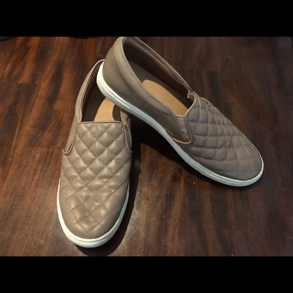 Beige tufted style slip on